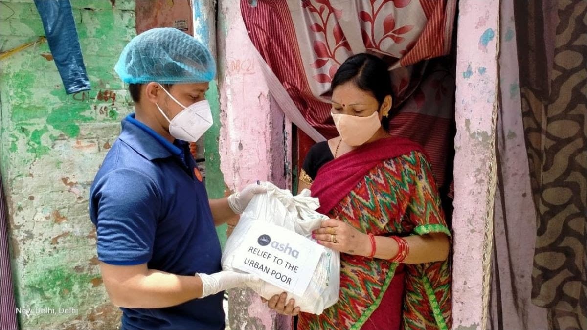 Phool Kumari receiving parcel from Asha warrior